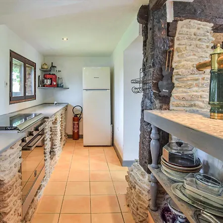 3 Bedroom Amazing In Grandmesnil